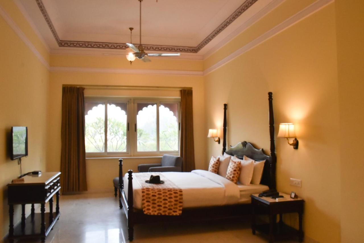 Umaid Palace - A Lakeside Heritage Palace Resort Near Jaipur Close To Bhangarh & Chand Baori Stepwell Abhaneri Dubbī المظهر الخارجي الصورة