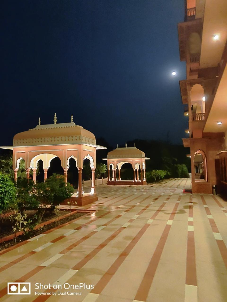 Umaid Palace - A Lakeside Heritage Palace Resort Near Jaipur Close To Bhangarh & Chand Baori Stepwell Abhaneri Dubbī المظهر الخارجي الصورة