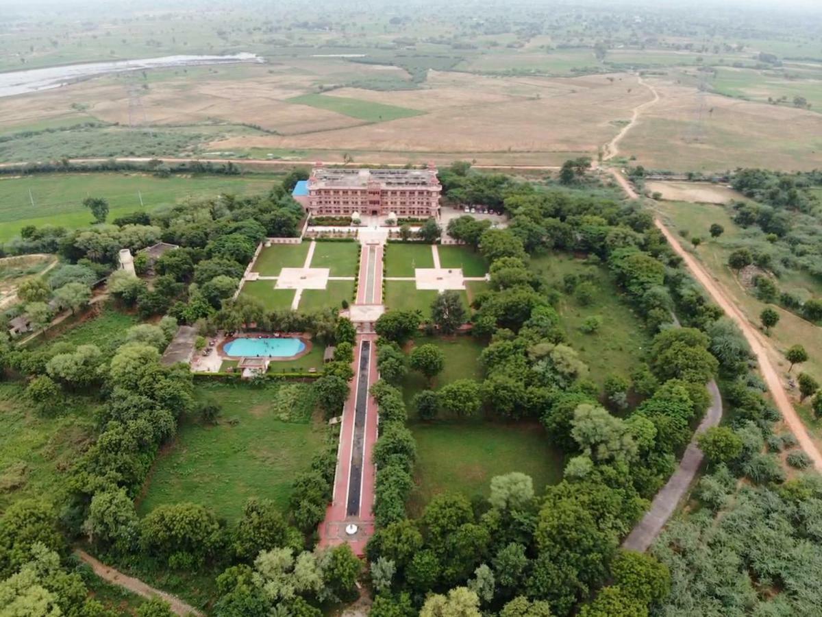 Umaid Palace - A Lakeside Heritage Palace Resort Near Jaipur Close To Bhangarh & Chand Baori Stepwell Abhaneri Dubbī المظهر الخارجي الصورة